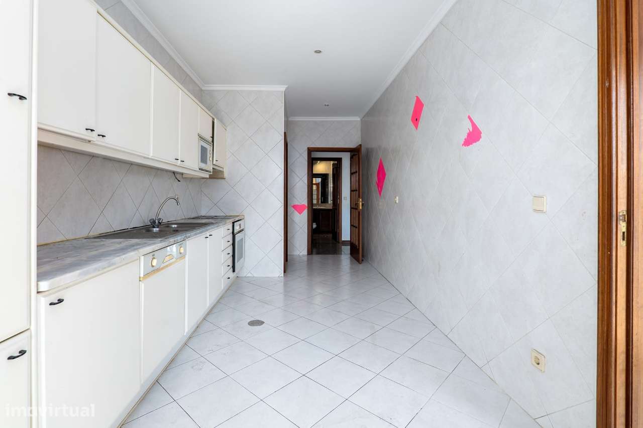 Apartamento T2 com varanda, garagem e vista urbana-9