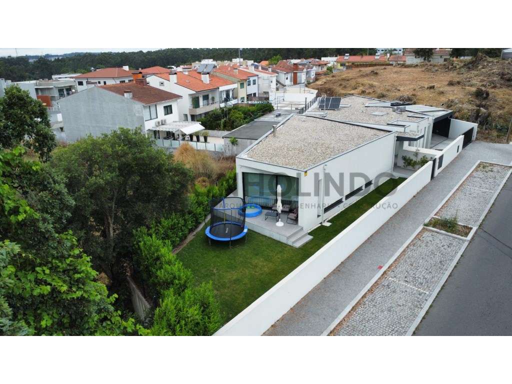 Moradia térrea de 4 frentes, inserida em lote de 700m2, ano de cons...-22