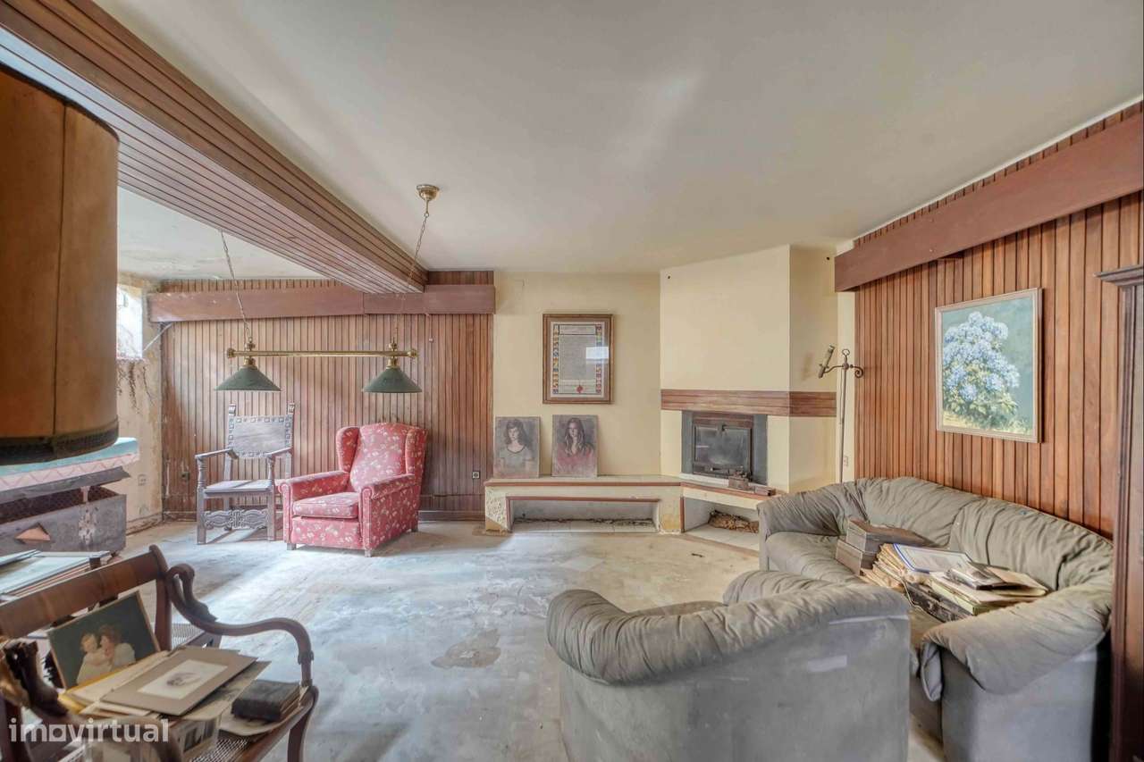 Moradia para recuperar no centro do Estoril, com piscina e vista mar-43