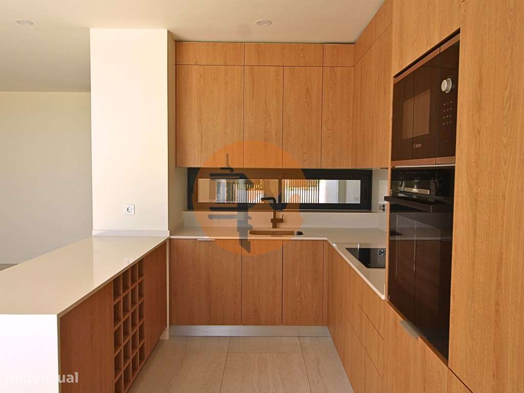 Moradia de luxo com amplas áreas, piscina, jardim e vista mar - Grande imagem: 4/60