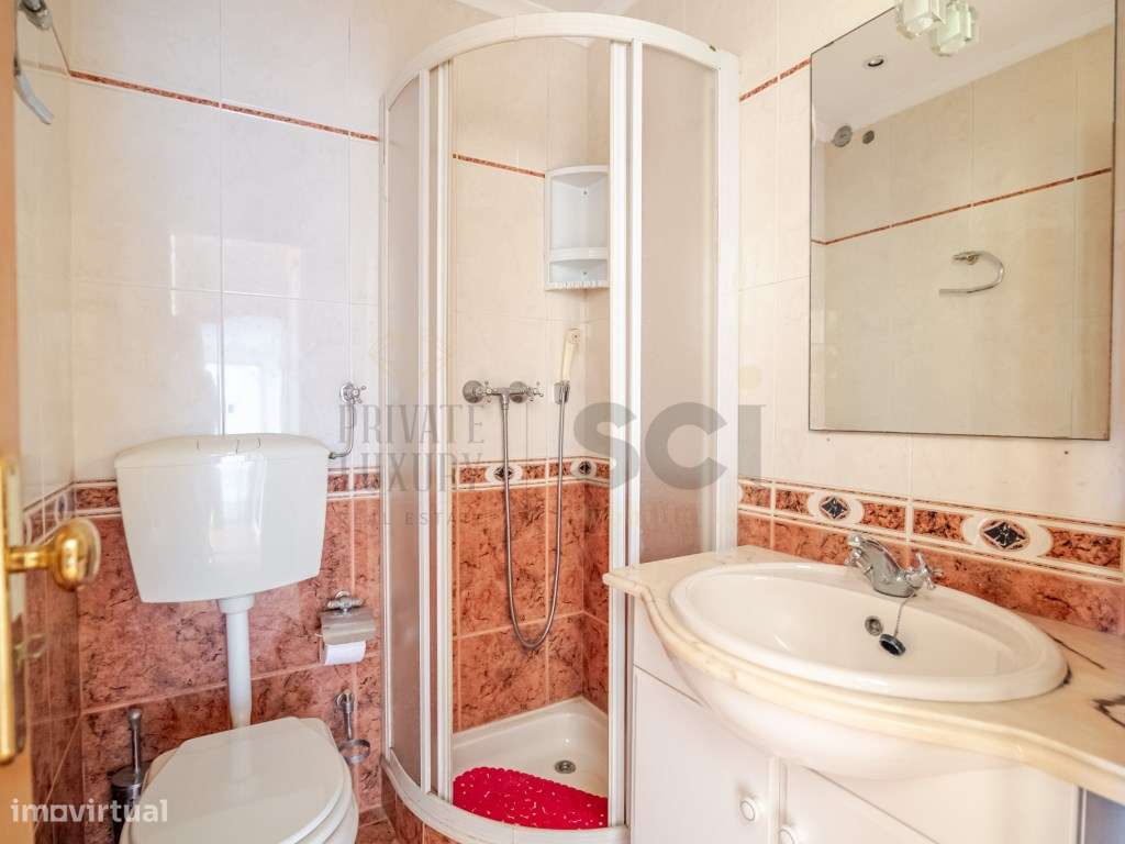 Apartamento T3 Parque da Paz Almada Arrecadação e Varandas-14