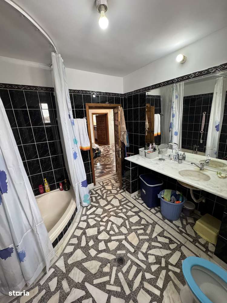 Casă cu 8 camere, subsol și mansardă Zona Sălaj Sector 5-16