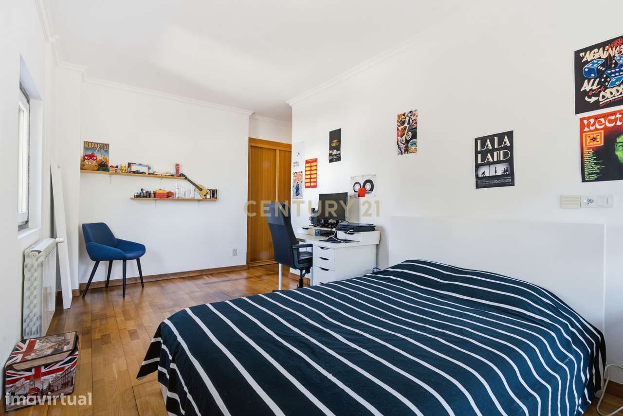 Elegante Apartamento T3 no Estoril com Box Fechada para 3 carros a pou-19