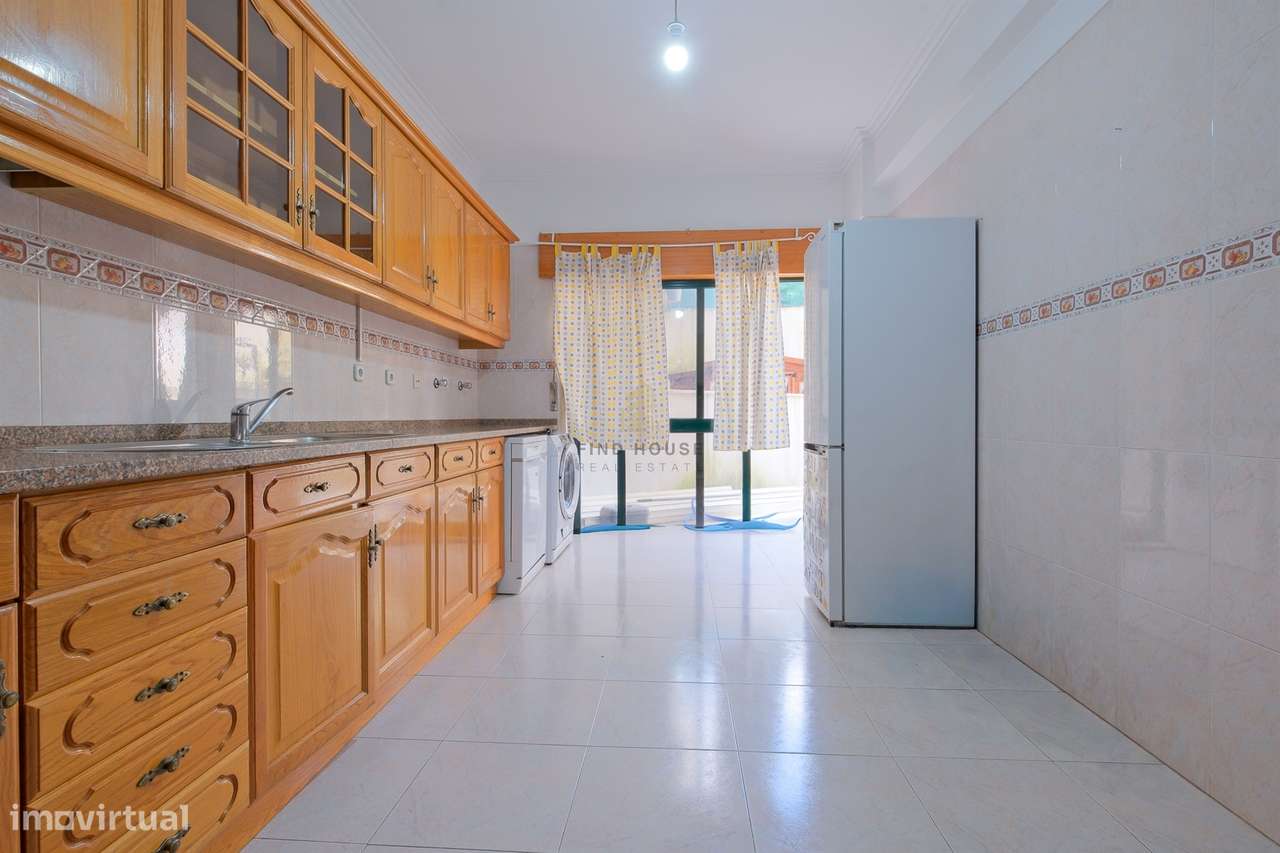 Apartamento T2 com terraço, lugar de garagem e arrecadação em Vale de-17