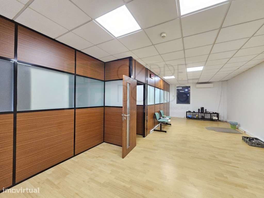 Amplo Armazém com escritórios na Nacional 10, Alverca do Ribatejo - Grande imagem: 5/49