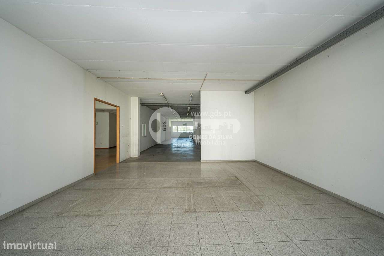 Pavilhão Comercial c/ área bruta de 1782m2 em Ferreiros-6