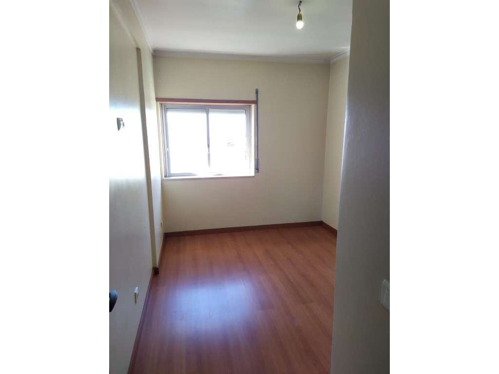 T2 remodelado e semiequipado em Queluz-12