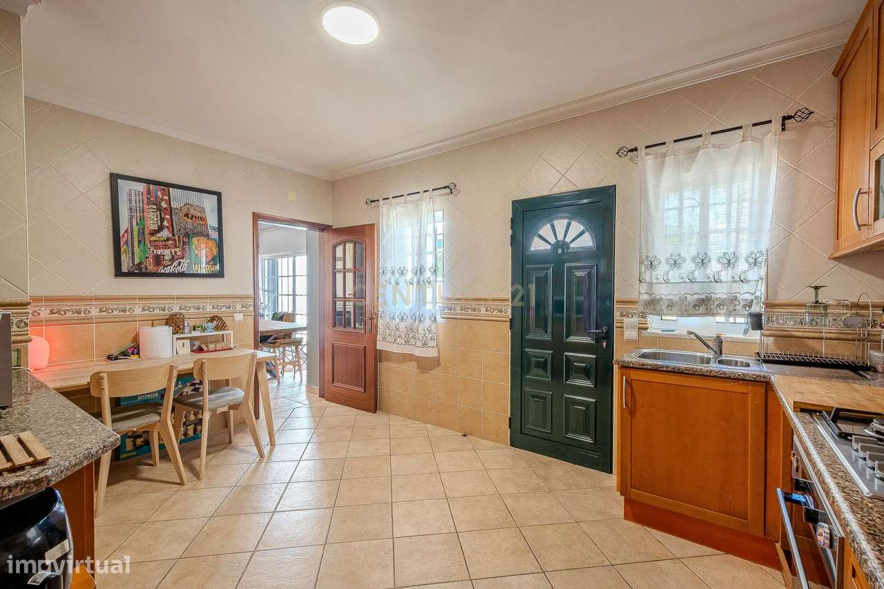 Moradia T2 Geminada C/ 2 Apartamentos Independentes e 238 M2 de Área E-11