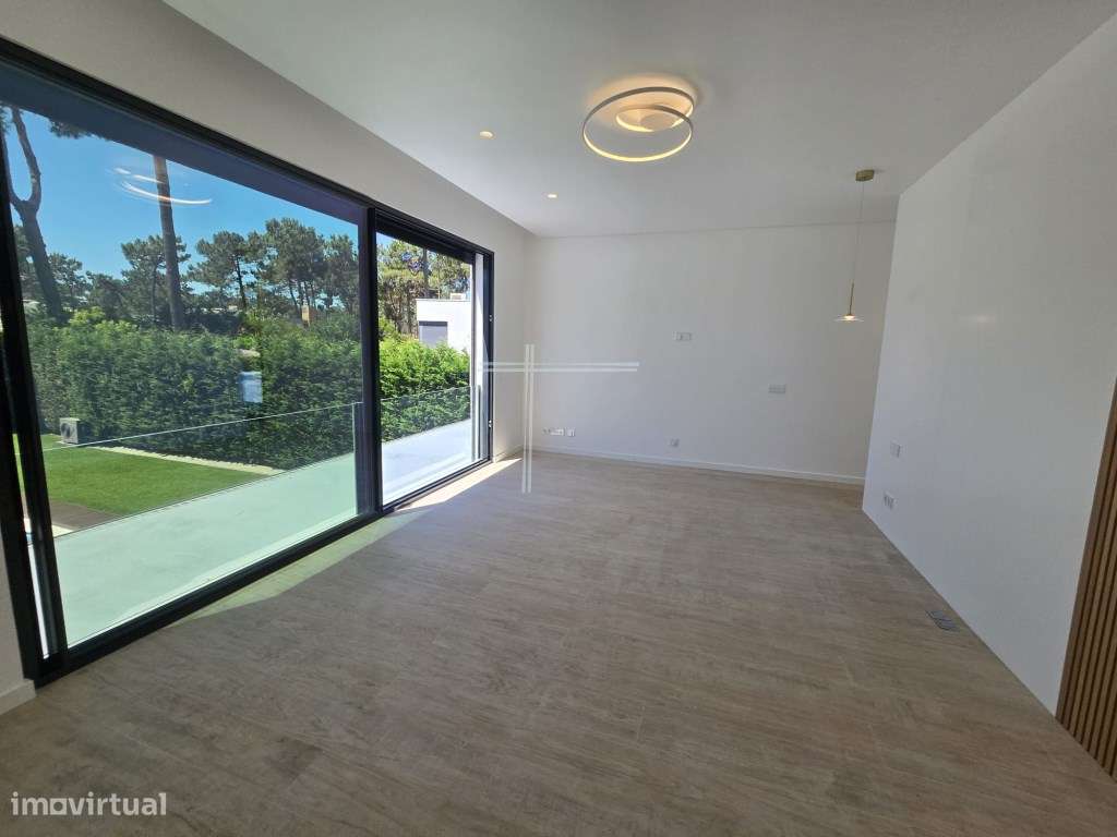 Moradia isolada T4, arquitetura contemporânea com garagem e piscina...-38