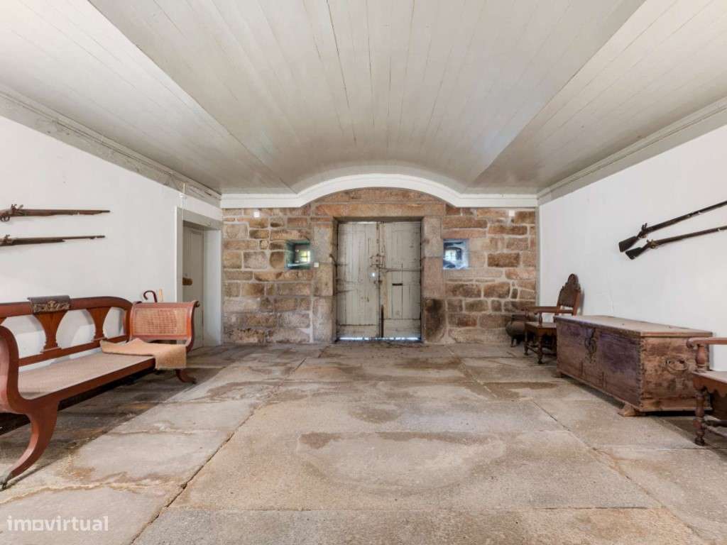 Solar do Século XVIII no centro da vila de Aguiar da Beira, Guarda - Grande imagem: 4/39