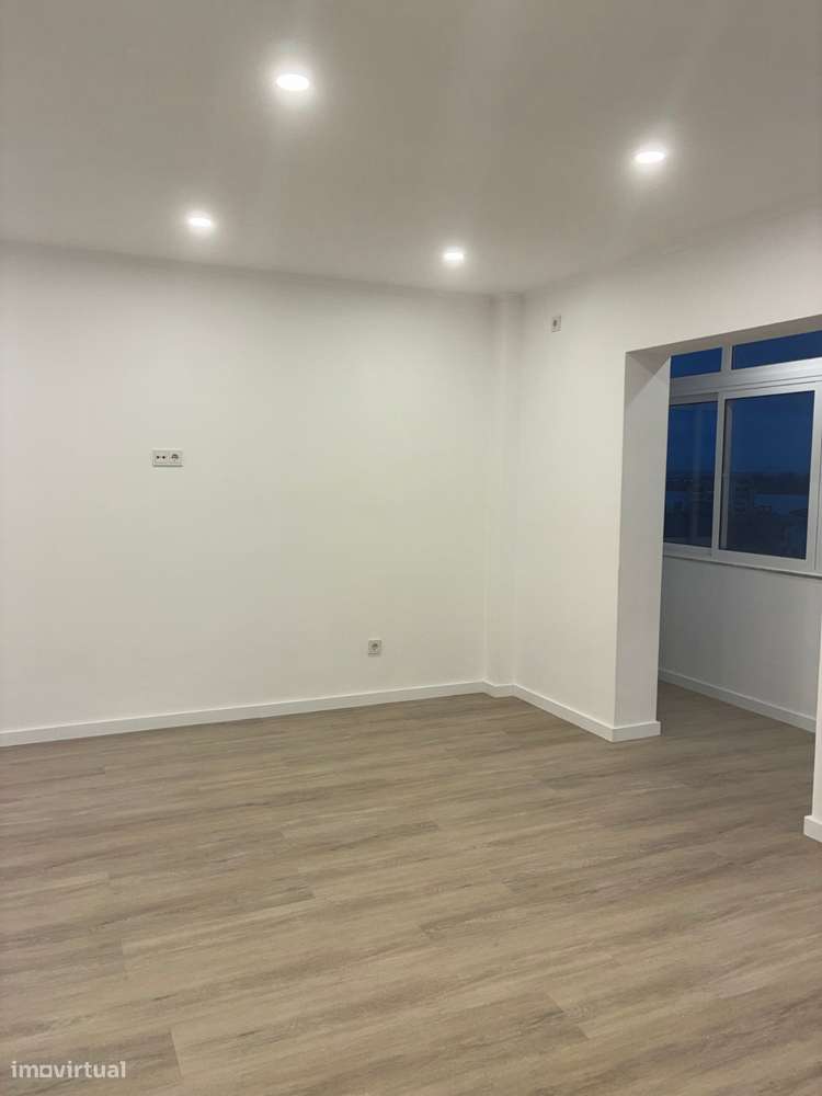 Apartamento Renovado com Vista Rio em Barreiro-17