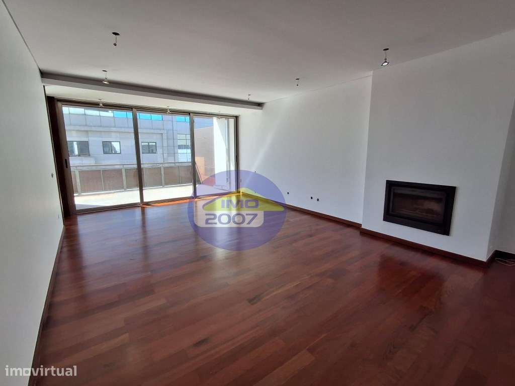 Excelente T3 com dois terraços, a Nascente e a Poente-2