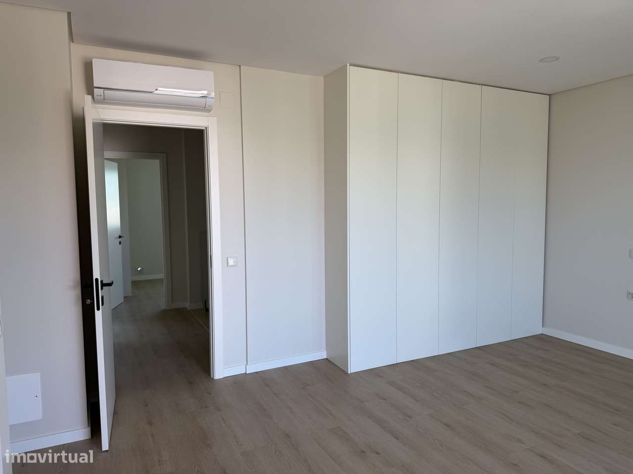 Moradia T4 com piscina, terraço e garagem em Ferreiras-9