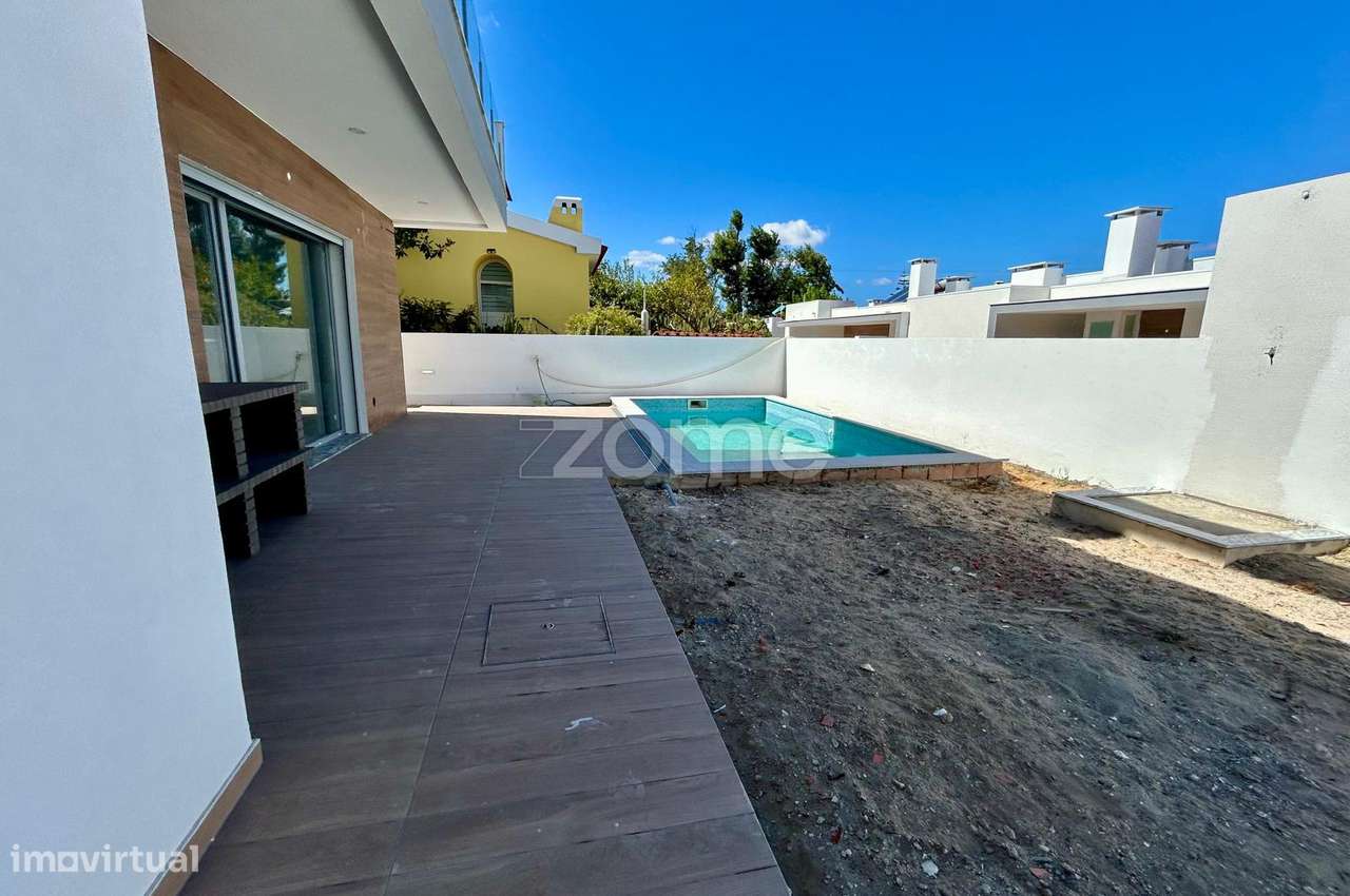 Moradia T4 com piscina, suíte e garagem em Azeitão-35