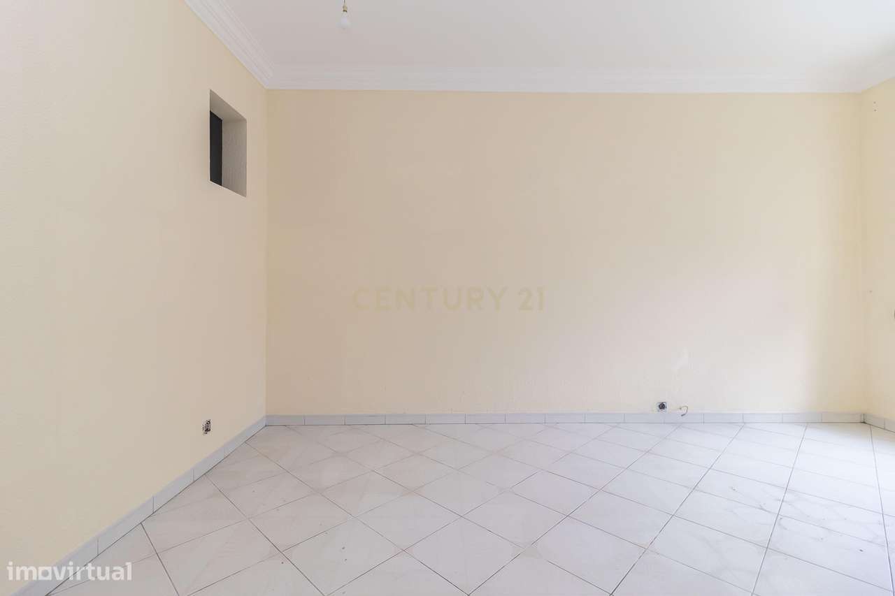 Apartamento com Potencial de Valorização em Almada-10