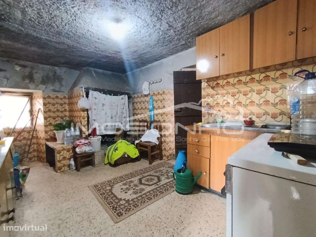 Moradia para Restaurar com Pátio, Garagem e Terraço-6