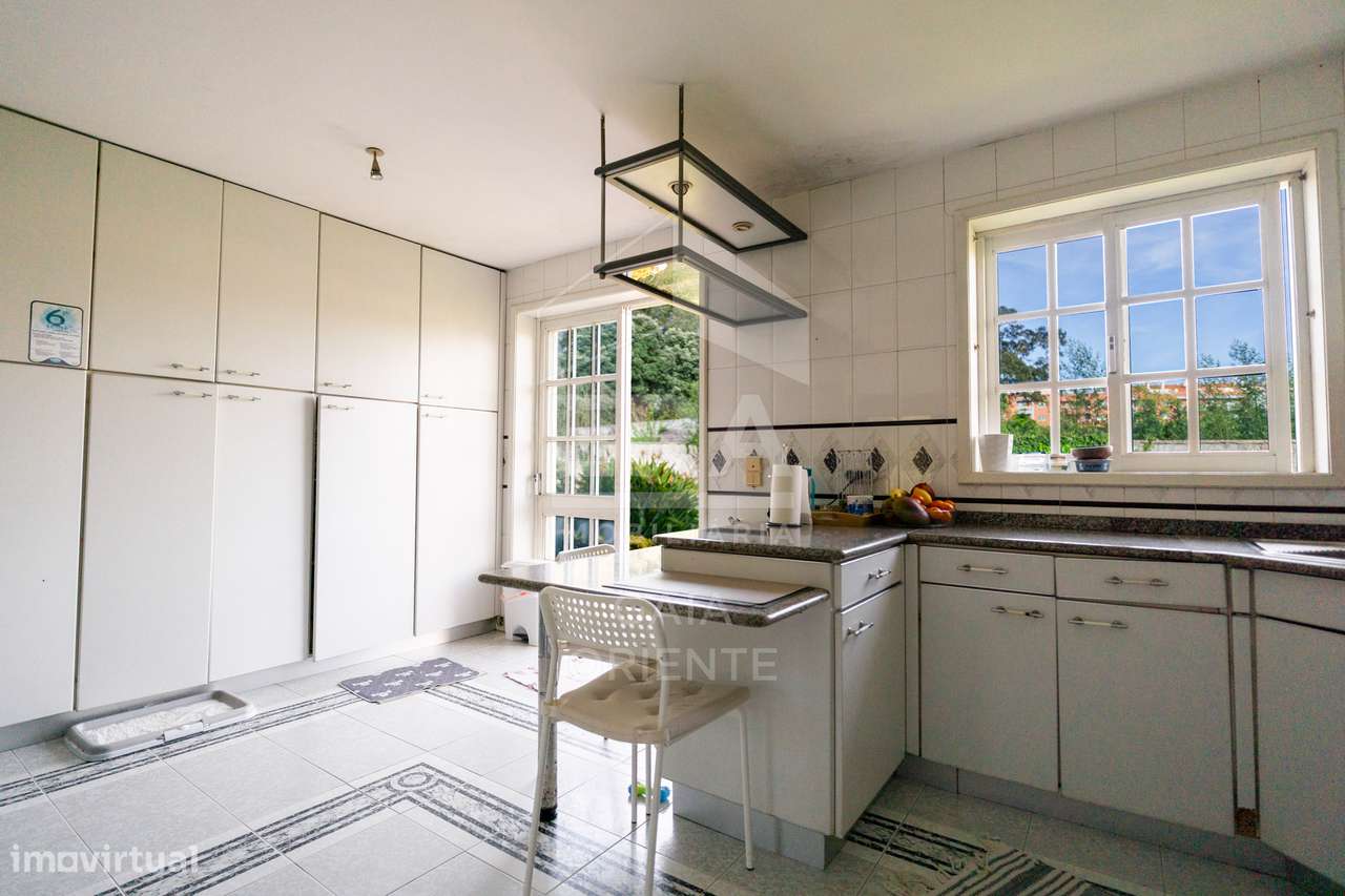 Moradia T8 com jardim e piscinas em Miramar-29