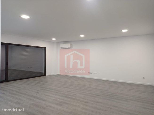Apartamento T3 na Urbanização Alto dos Moinhos, Montijo-0