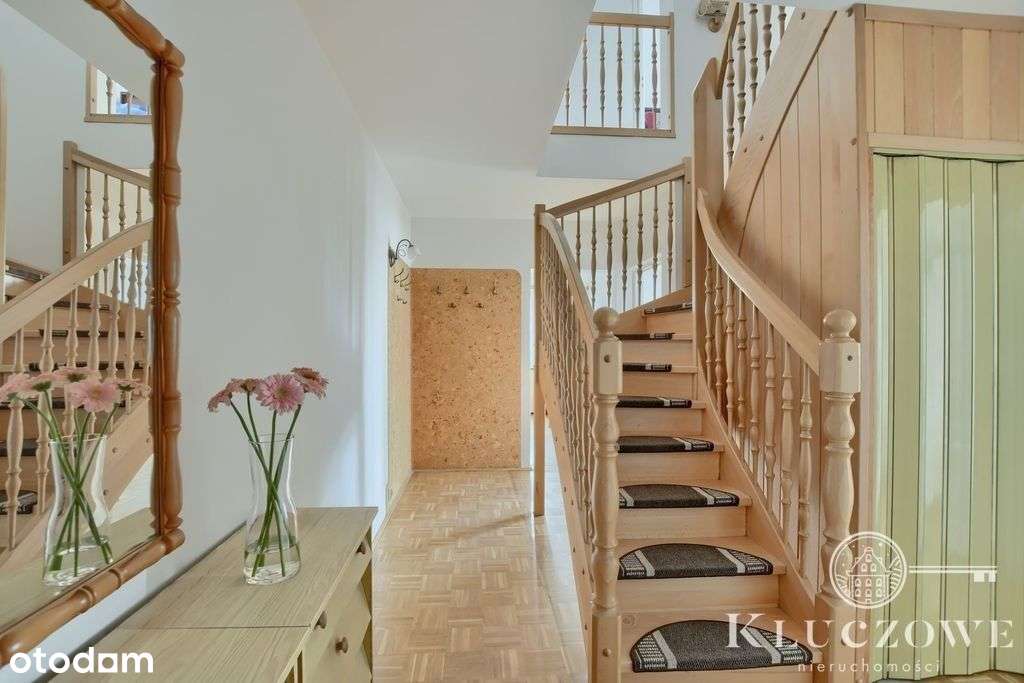 Ul. Pck, dwupoziomowe + m. postojowe w hali-16