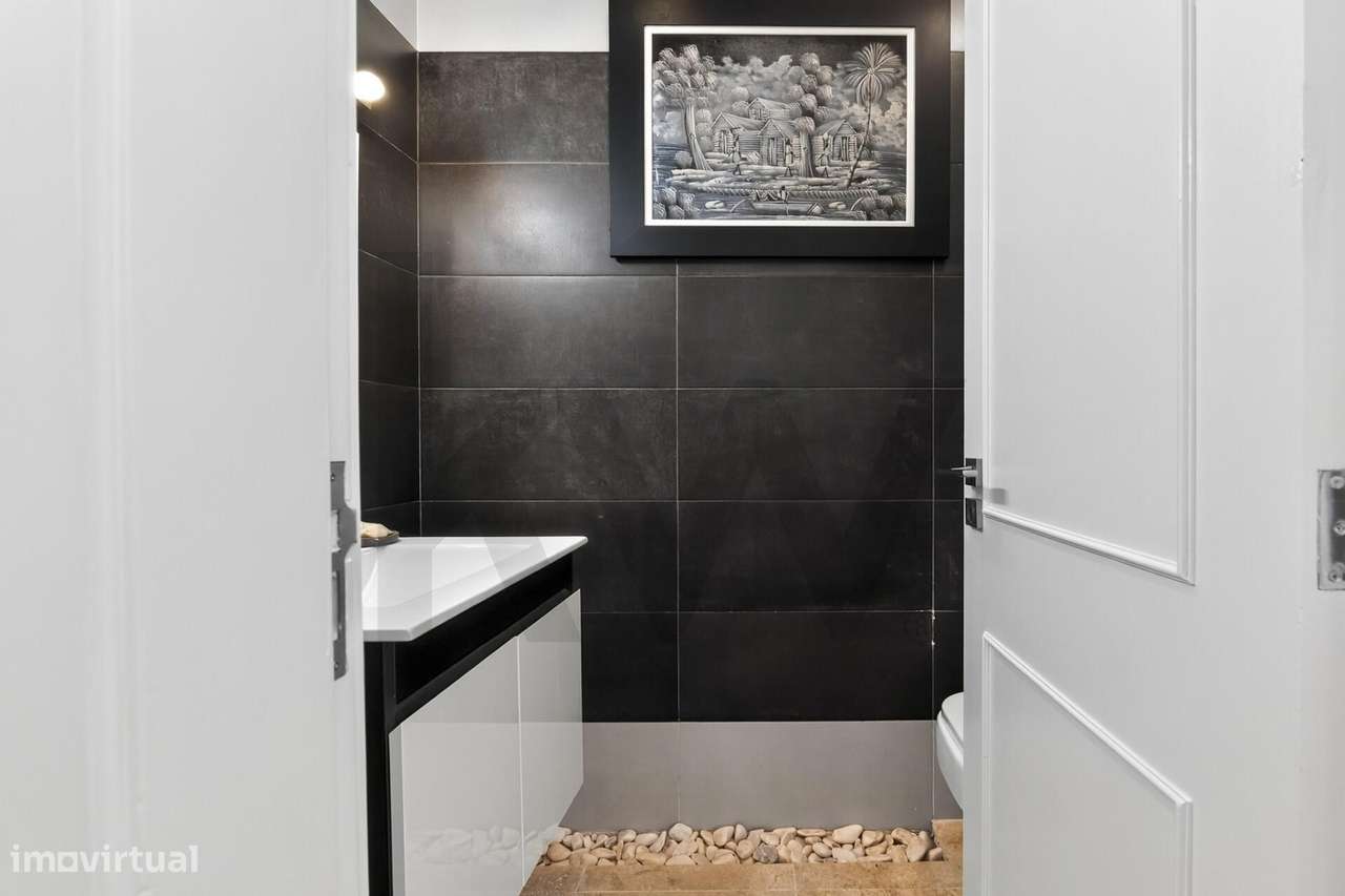 Moradia T4+1 com Piscina Coberta, Jardim e Churrasqueira em Alcoitão,-8