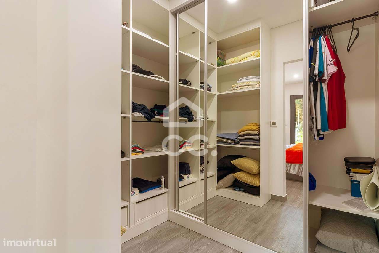 Moradia Térrea de Luxo com Cave | Conforto, Eficiência e Espaço Exteri-20