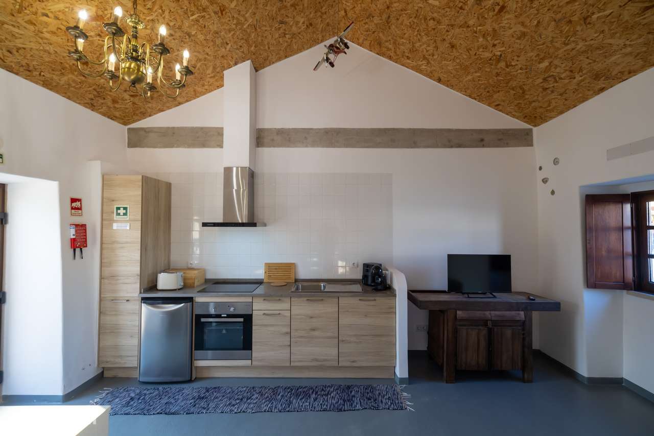 Moradia T-1 com logradouro, piscina, estacionamento.-19