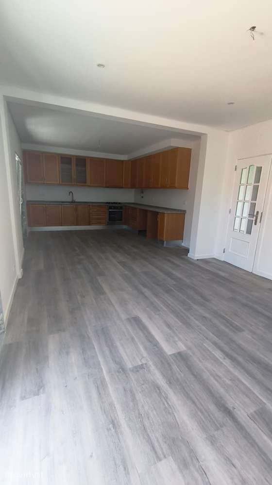 Andar de Moradia T2  Cave com 93m2-6