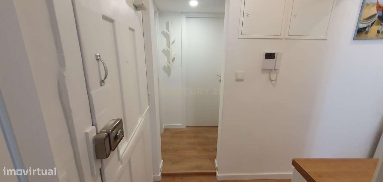 Prédio no Bairro Alto Remodelado com 3 Apartamentos e Loja, um Sonho p-45