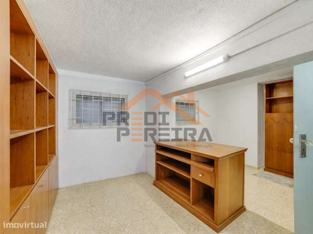 Situado em Odivelas, armazém com cerca de 180 m2.-13