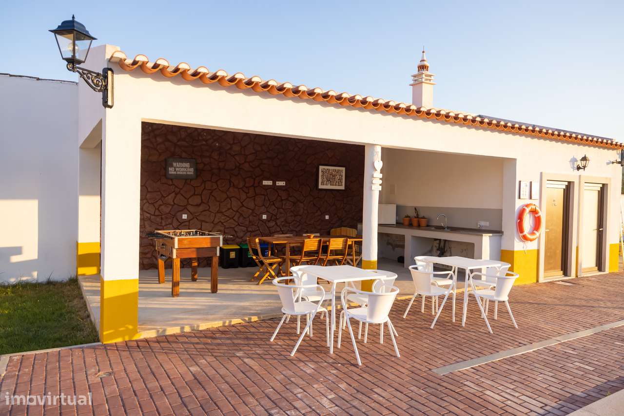 Moradia T-1 com logradouro, piscina, estacionamento.-32