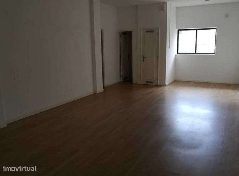 Loja para arrendamento junto ao Hosp. de São João - Grande imagem: 4/5