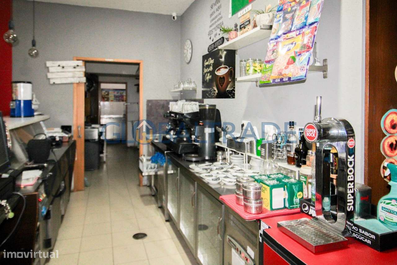 Trespasse de Confeitaria com espaço comercial equipado-13