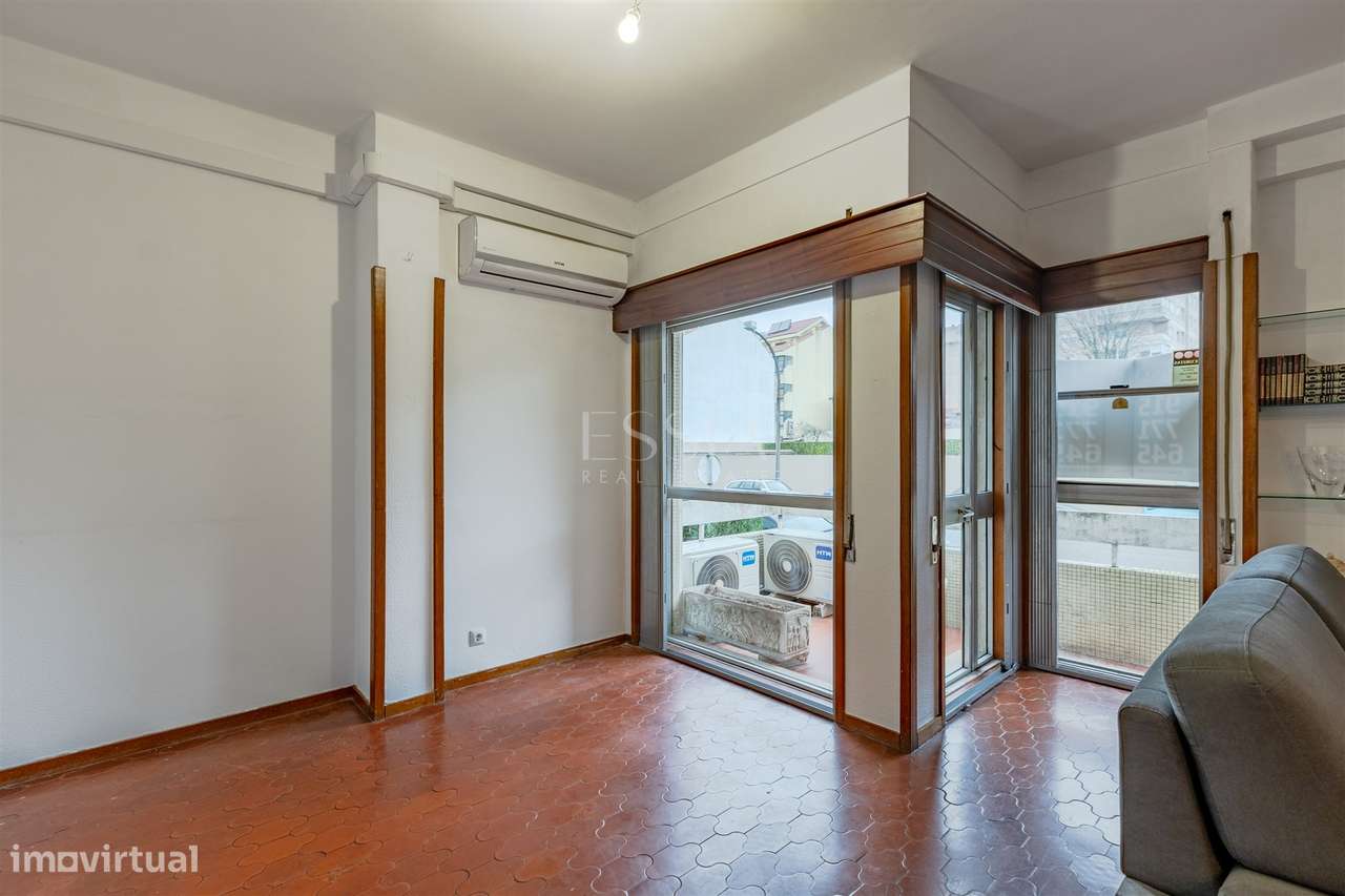 Apartamento T4 com Garagem Box entre o Marquês e Praça Sá Carneiro-14