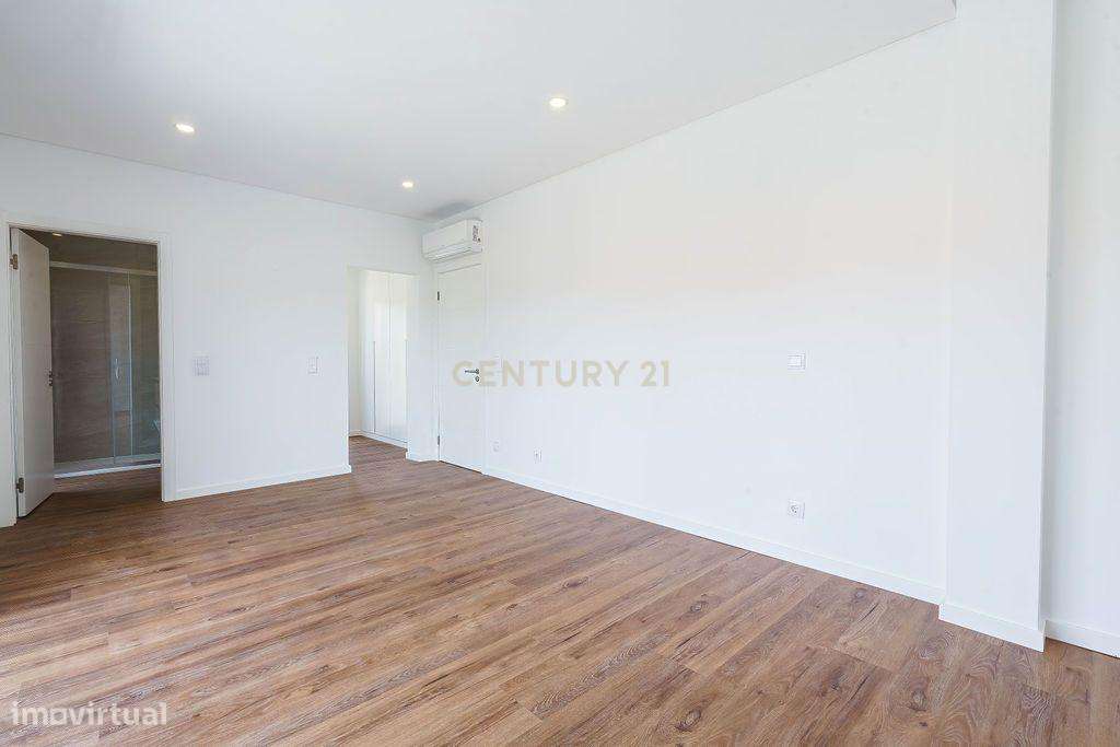 Moradia T4+1 de Luxo - Sobreda - Charneca de Caparica-16