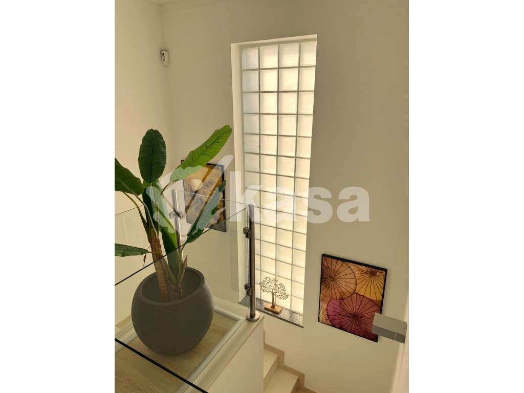 Moradia Isolada T4 com Jardim e Garagem em Santo António da Charnec...-9