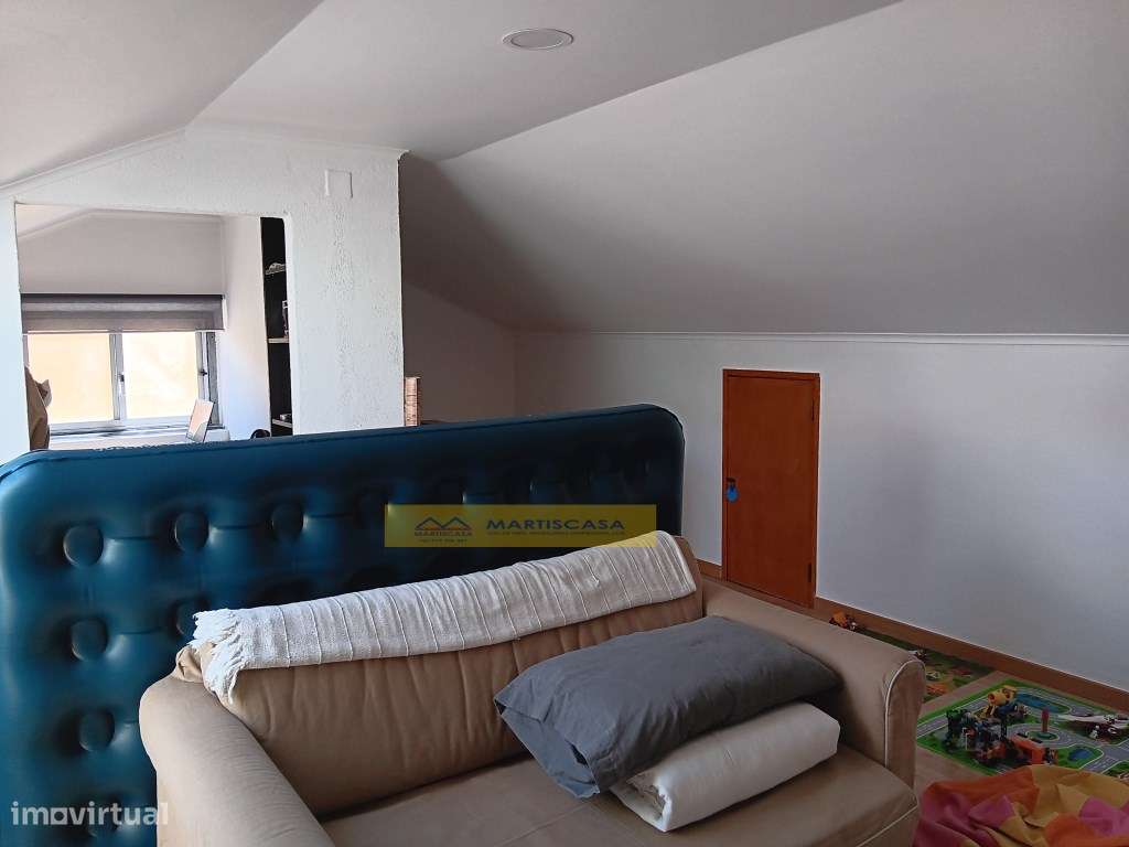 Moradia T4 totalmente remodelada, garagem, sotão e espaço exterior,...-50