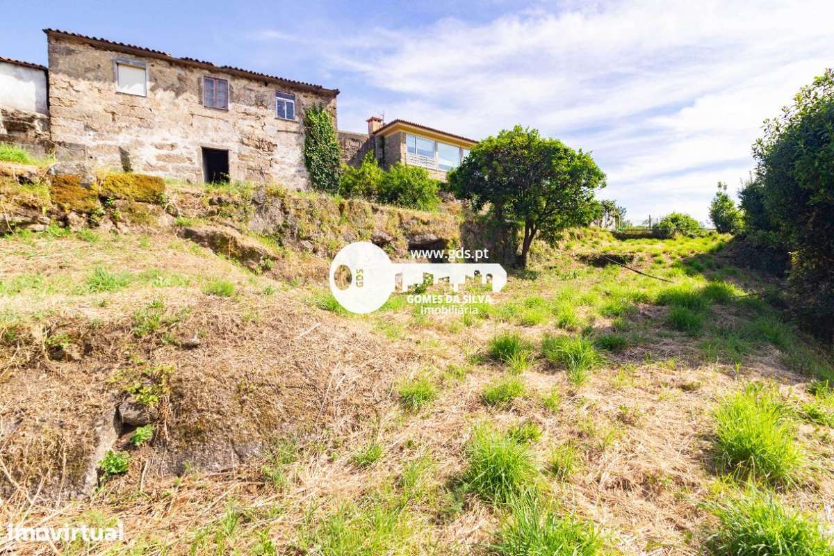 Moradia para restauro c/ 1400m2 de terreno em Arentim - Grande imagem: 3/20