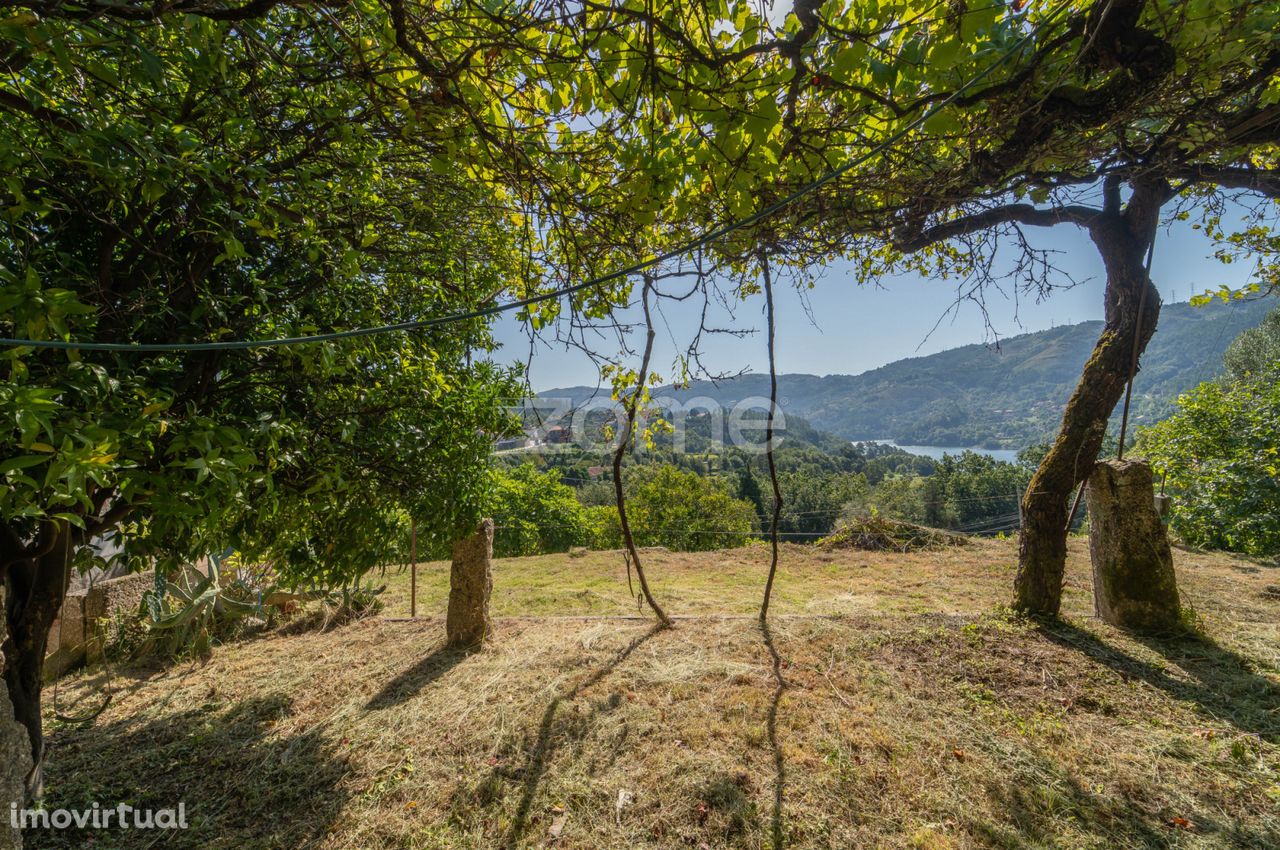 Moradia T3 com 747m2 terreno em Valdosende, Terras de Bouro.