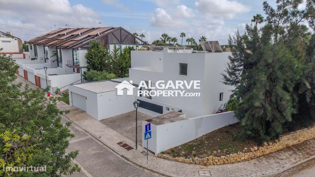 Moderna Moradia T4 com Piscina e Jardim em Almancil-34