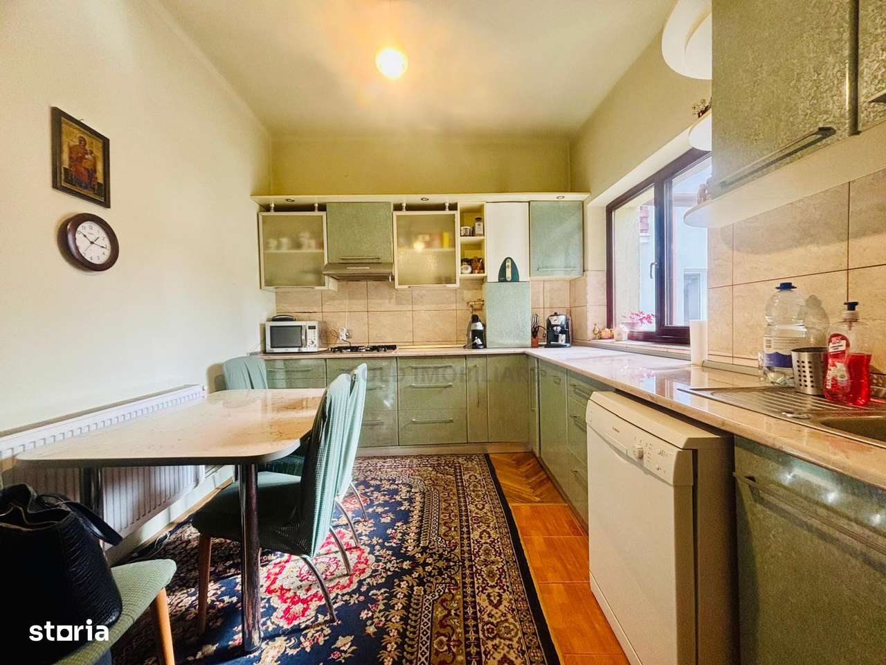 Casă de vânzare – 3 camere, zonă excelentă, lâ-0
