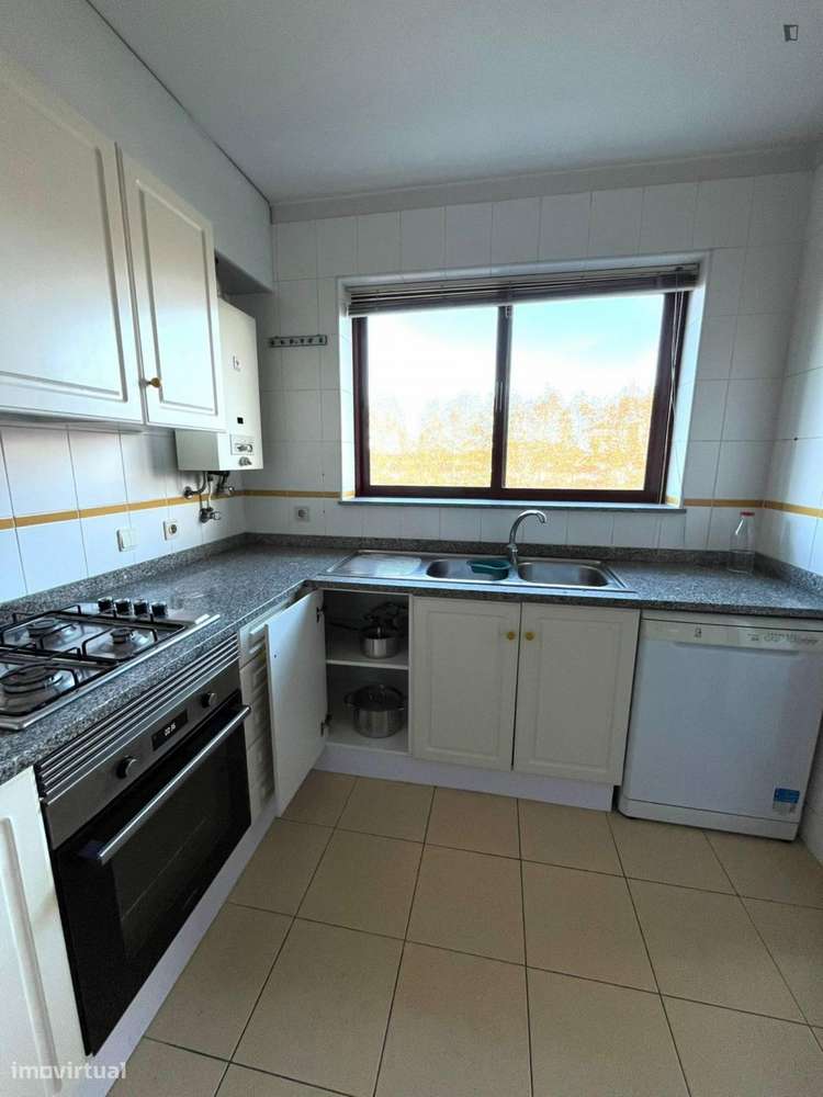 Quarto - localizado em Aveiro - Grande imagem: 4/15