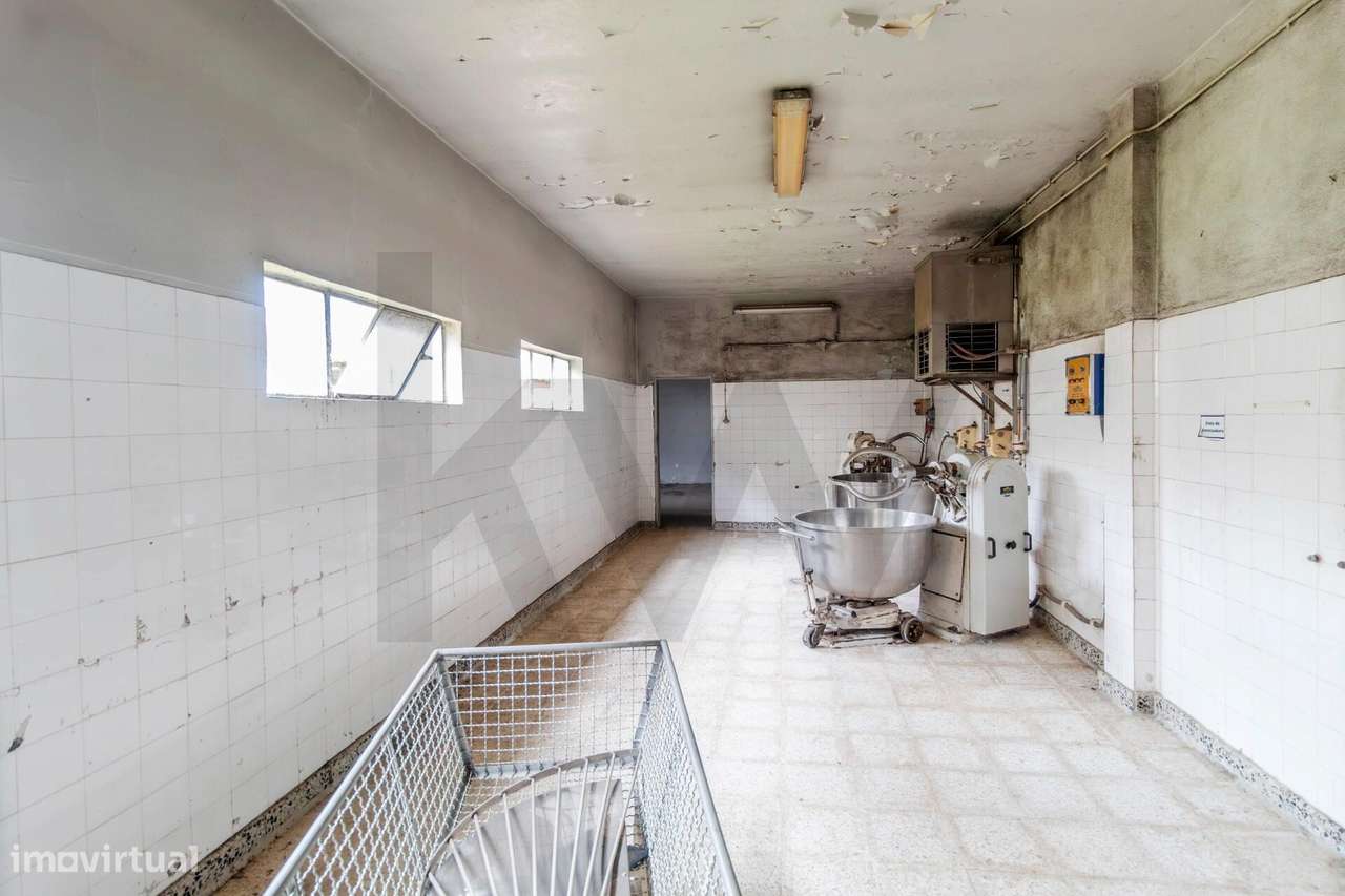 Unidade Industrial/Armazém no centro de Mogadouro (antiga padaria Bárt - Grande imagem: 4/41