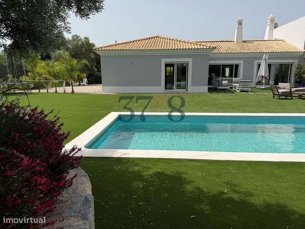 Uma vivenda de 4 quartos com piscina, num terreno de 2 hectares a 10 m-44