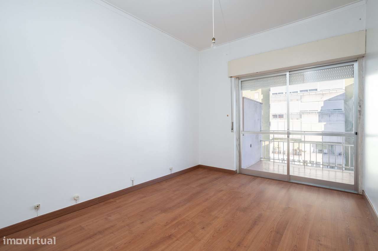 Oeiras, Apartamento T2 – Potencial para Criar e Renovar ao Seu Gosto!-16