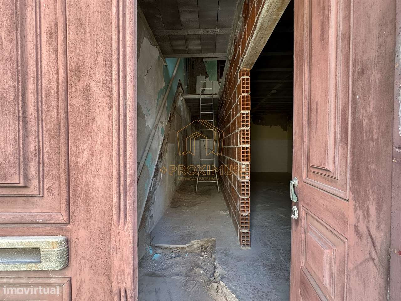 Moradia p/ restaurar c/ vista mar-9