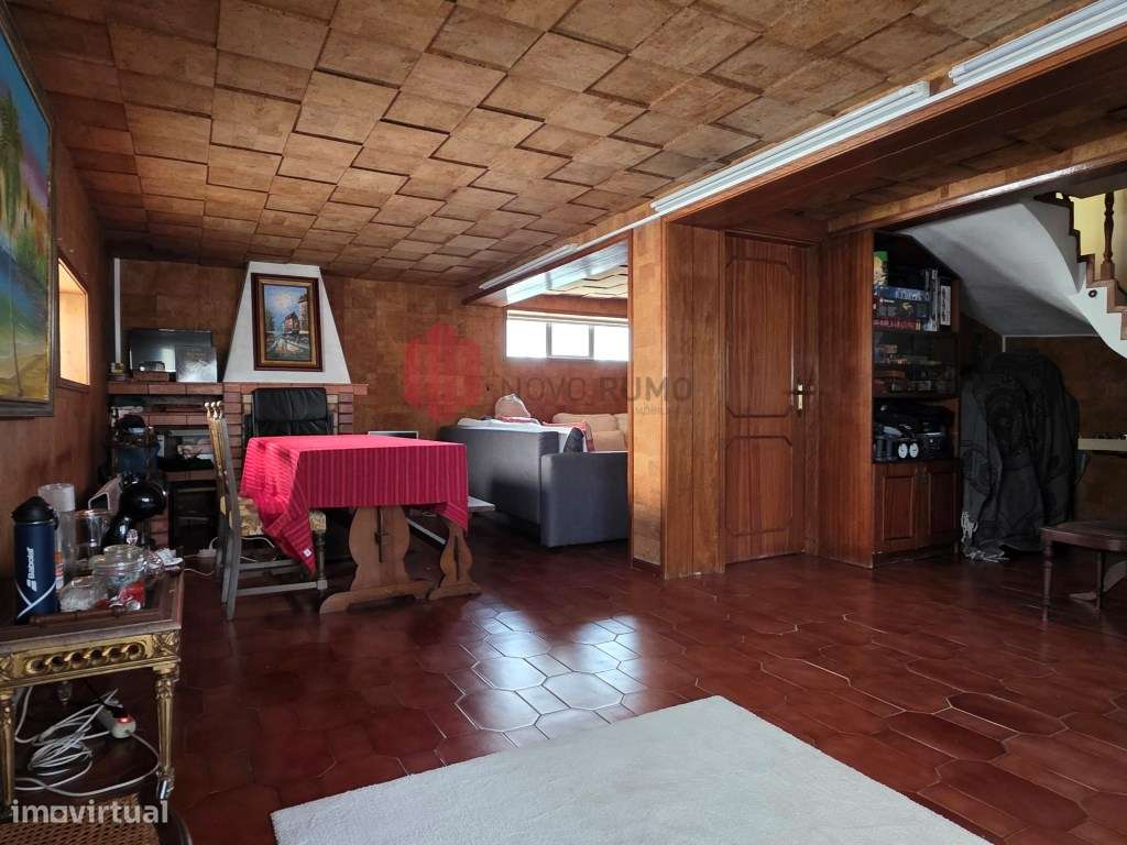 Moradia T3 de três frentes, com três pisos, anexos e garagem, inser...-21