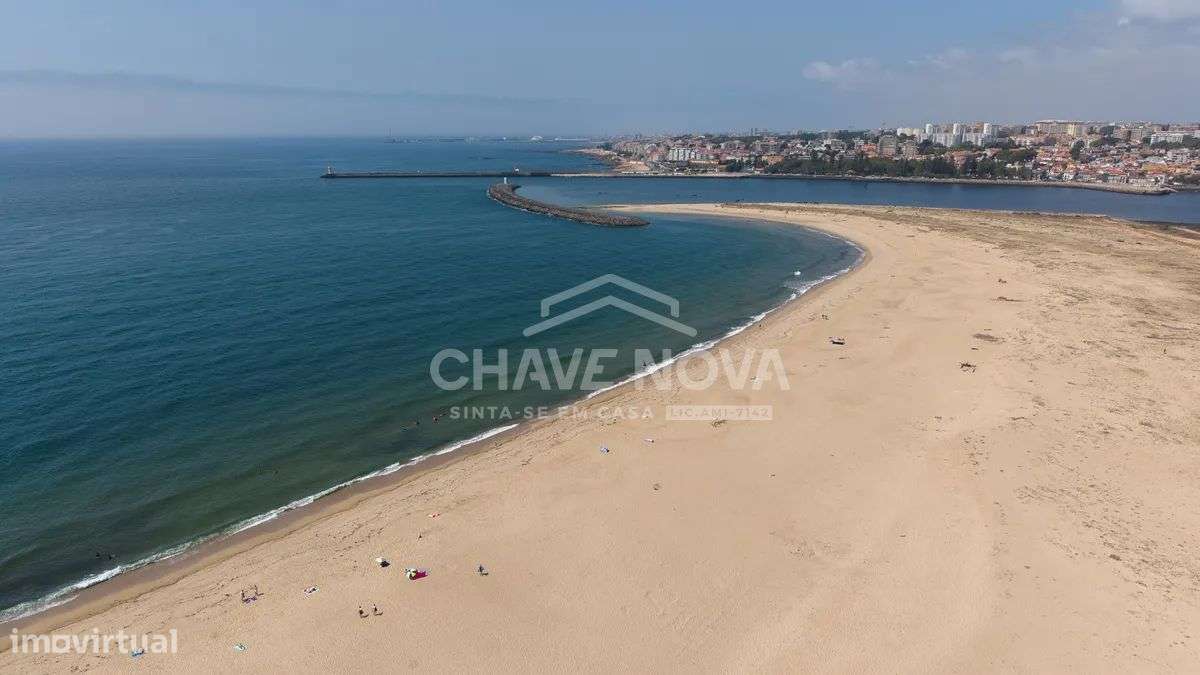 Apartamento T1 c/ Vista Mar, Varanda, Garagem e Excelentes Comodidades-27