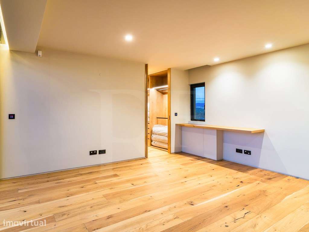Moradia T5 com acabamentos de luxo e vista panorâmicas sobre a Baia...-29