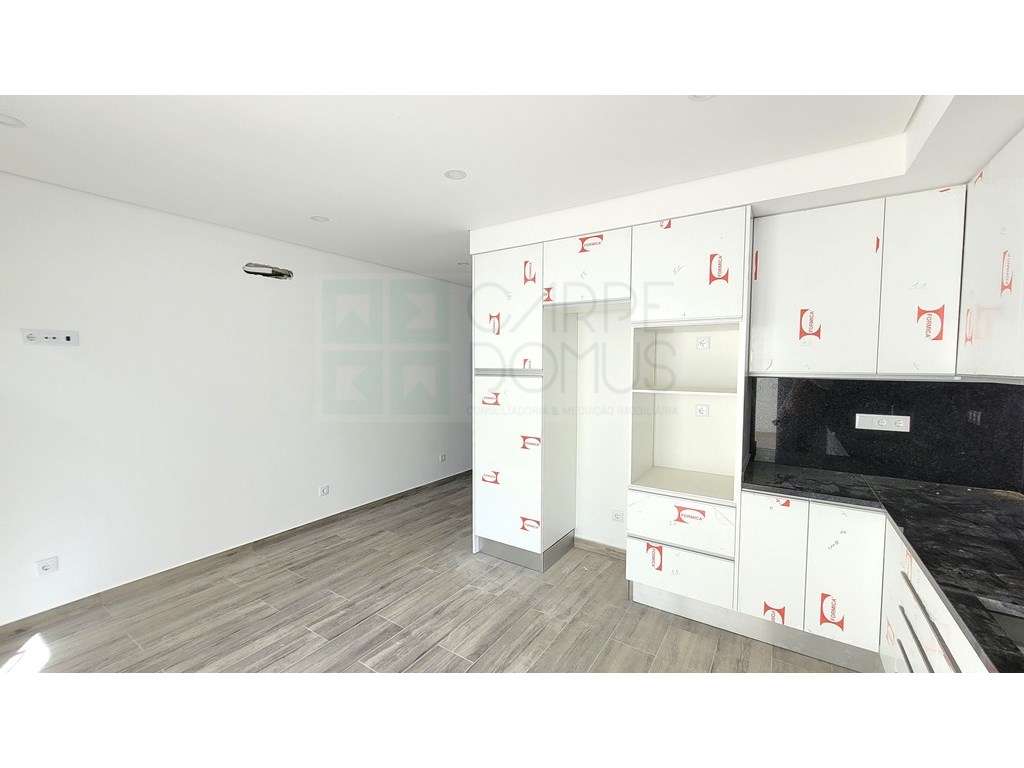 Moradia T2+1 Moderna com Terraços e Estacionamento.-6