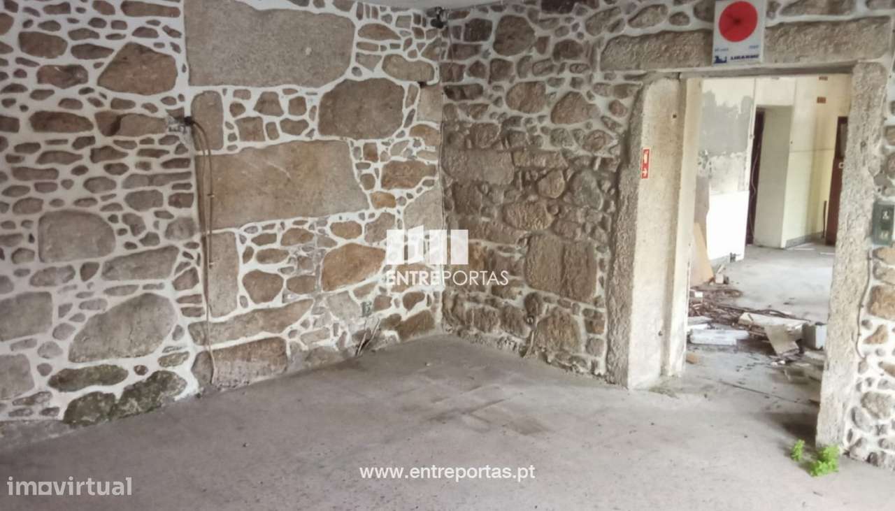 Venda de prédio p/ restauro de 2 pisos, Barroselas, Viana do Castelo - Grande imagem: 4/27